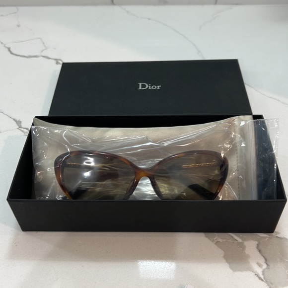 Brand new Christian Dior Havana sunglasses. Never worn. - Picture 5 of 7